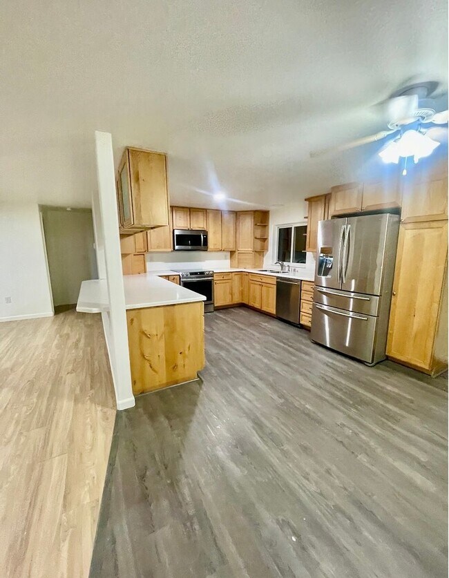 Foto del edificio - Fantastic 4 bedroom home on a large lot with a fenced in back yard in Eagle River! Available now