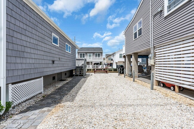 Building Photo - 208 Mallard Ln