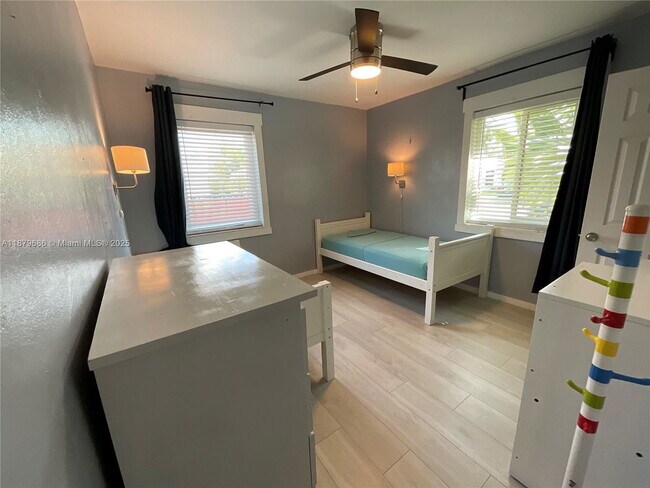 Foto del edificio - 385 NW 129th St