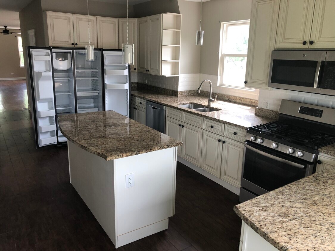 Kitchen - 4156 W School St