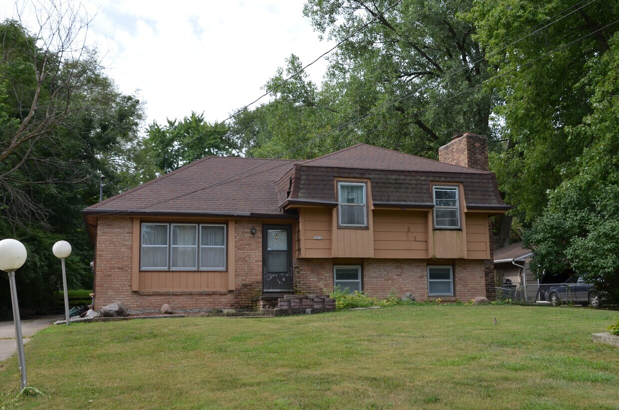 1615 E Lacona Ave, Des Moines, IA 50320 House Rental in Des Moines
