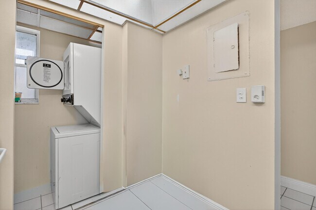Building Photo - 7820 S Colony Cir