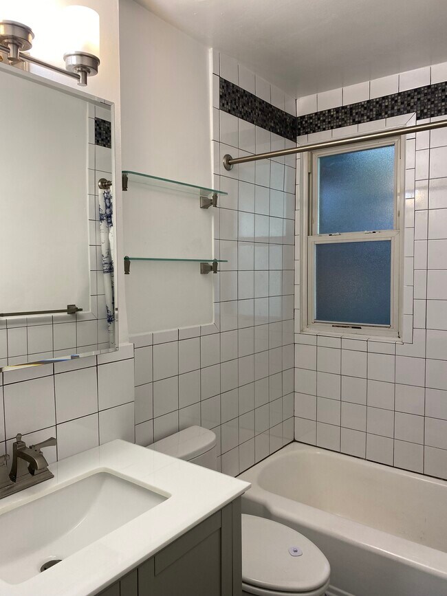 Foto del edificio - 4000 Beecher St NW