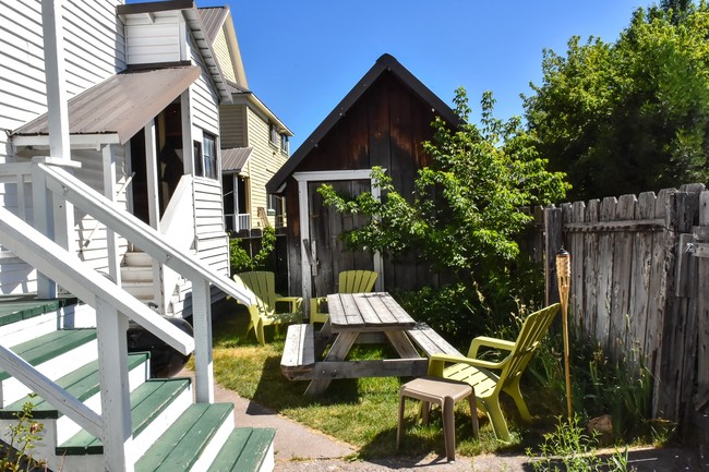 Backyard with a storage shed and workshop - 309-311 Quincy St
