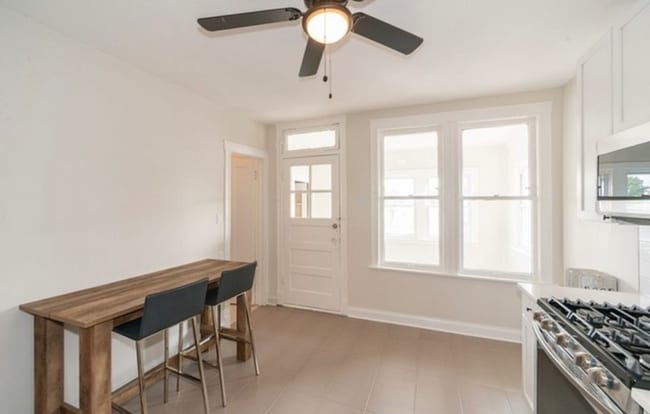 Building Photo - 4143 N McVicker Ave