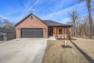 Building Photo - 18 Dumfries Ln