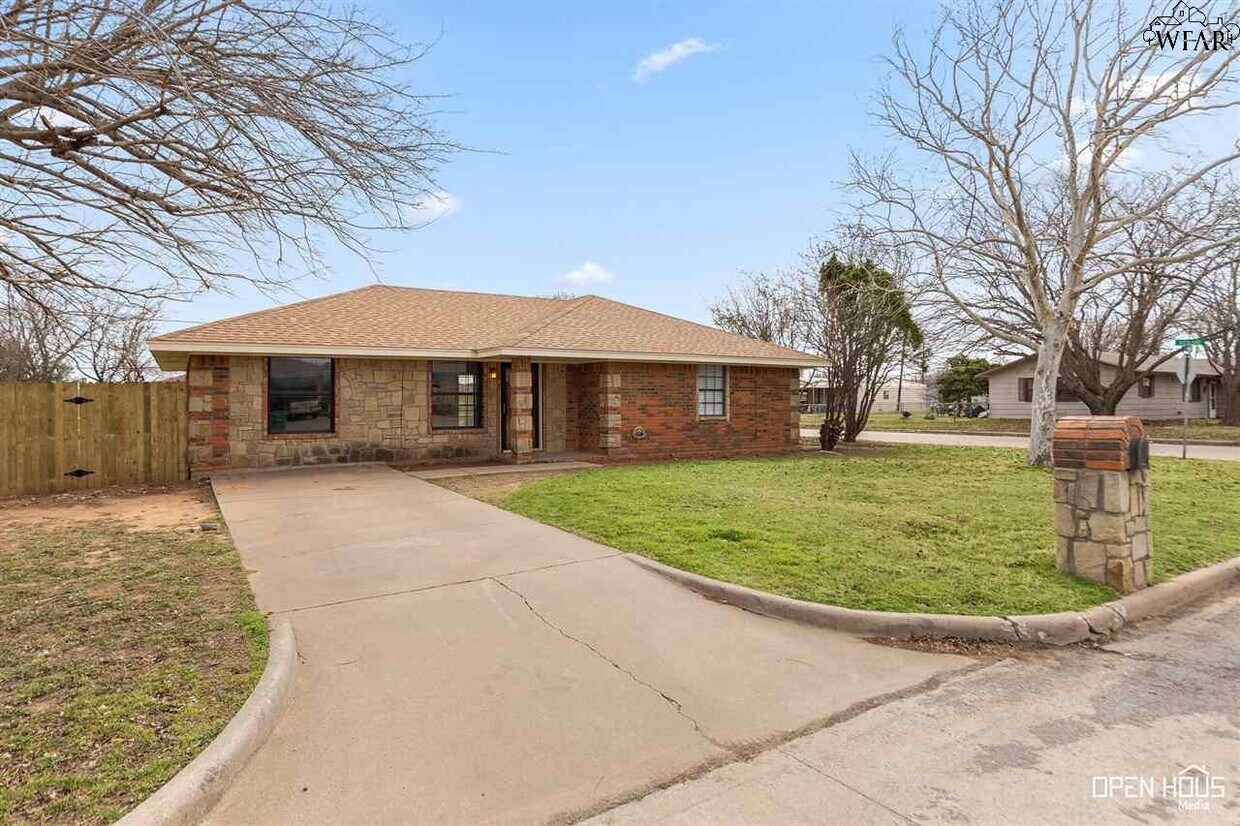 Foto principal - 300 E Garden Dr