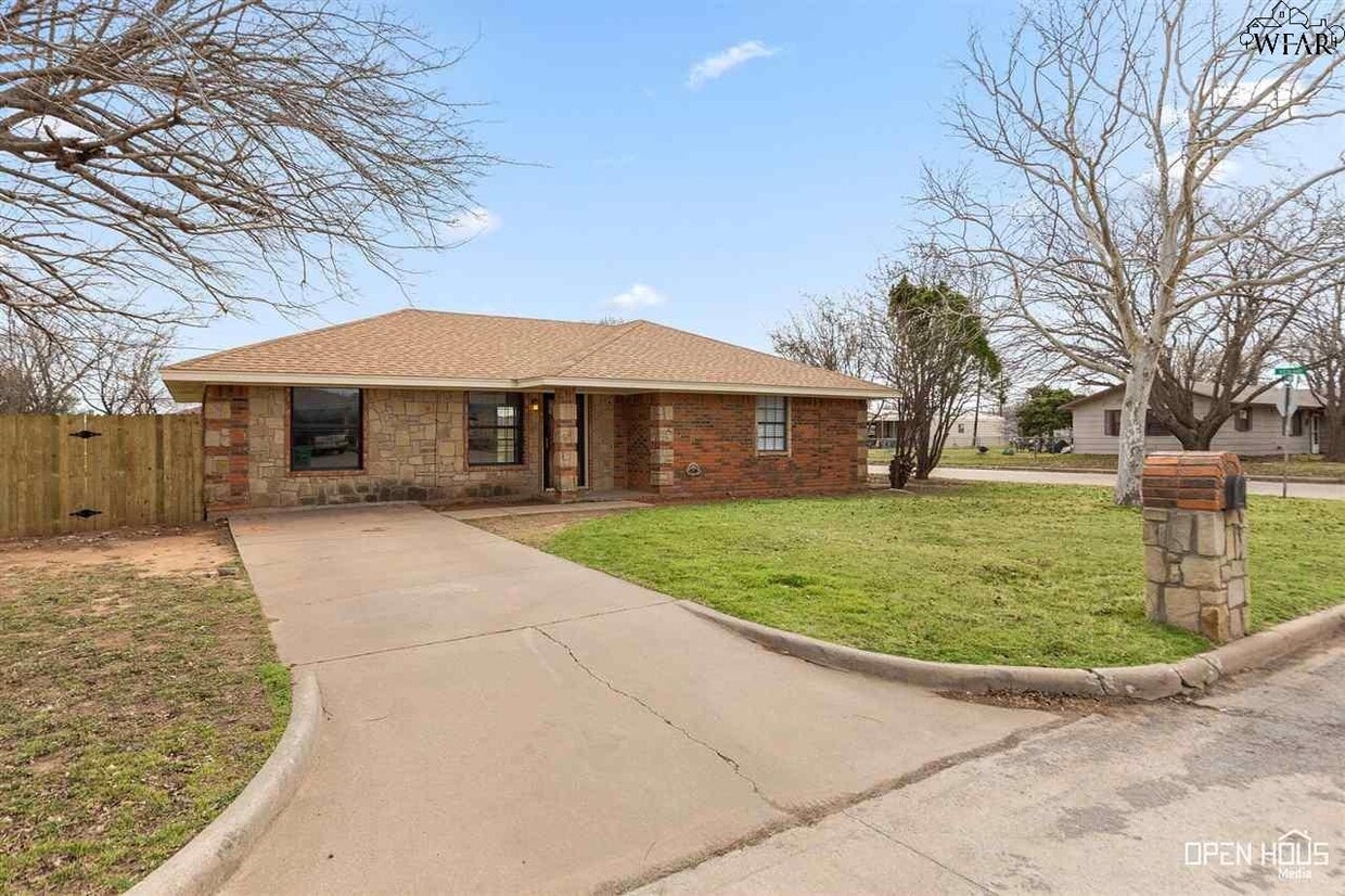 Primary Photo - 300 E Garden Dr