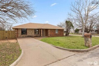 Building Photo - 300 E Garden Dr