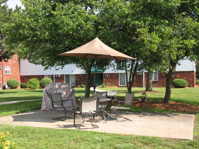 Building Photo - Bowling Green Village