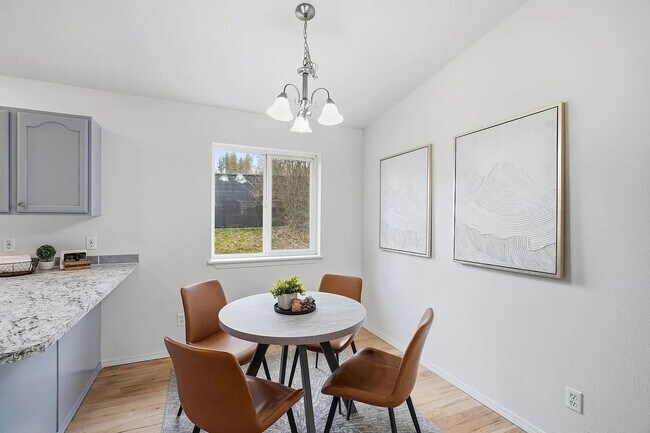 Foto del edificio - Spacious 4-Bed / 3-Bath South Hill Home — Views, Central A/C, Attached Garage