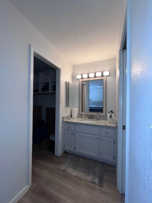 Foto del edificio - Updated kitchen, laminate floors throughou...