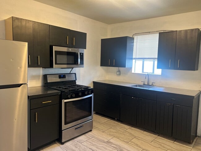 Building Photo - 4 bed 1 bath Home Available Now in Westwood! **Move-In Special**