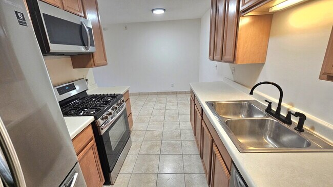 Building Photo - "Chic Urban Living: Cozy 1-Bedroom Condo in Prime Minneapolis Location!"