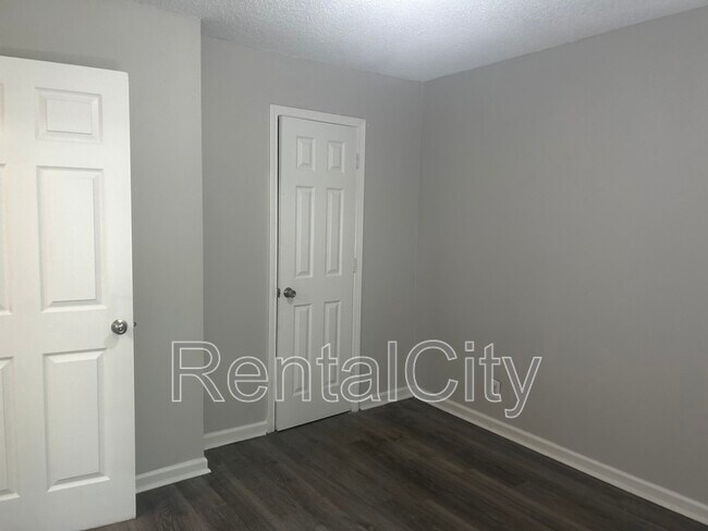 Building Photo - 16 Red Oak Cove