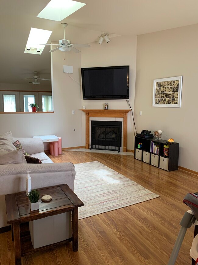 LIVING ROOM - 1659 Evergreen Ave