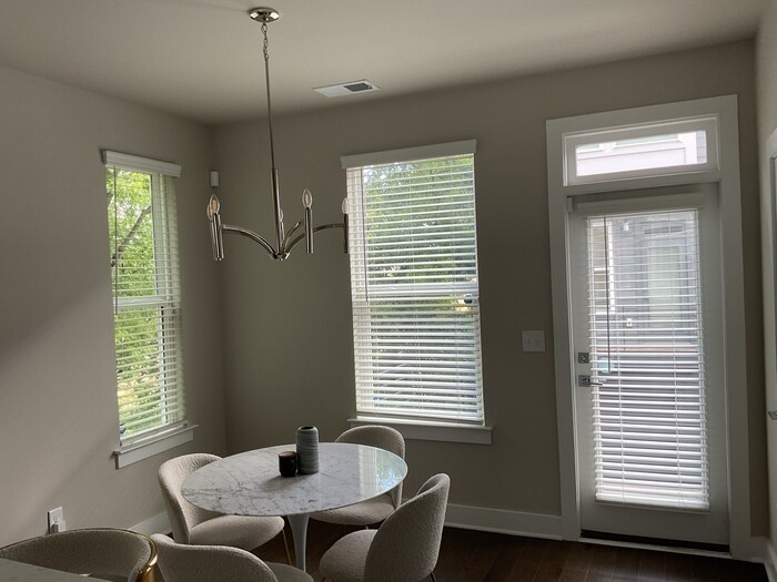 Building Photo - Beautiful 2 bed/2.5 bath/with office in th...