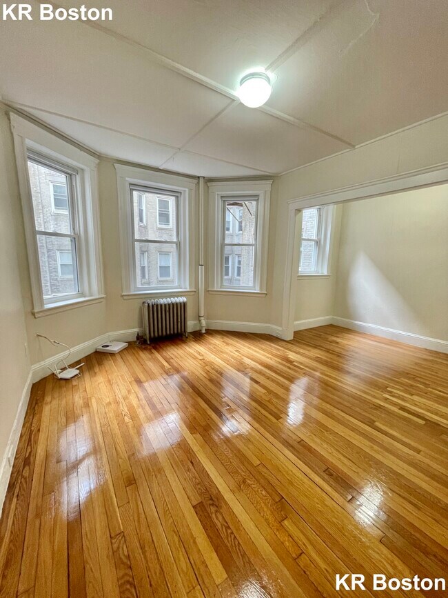 Building Photo - 1321 Boylston St