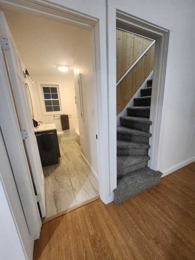 MAIN BATH W/ TUB - 102 W Lincoln St