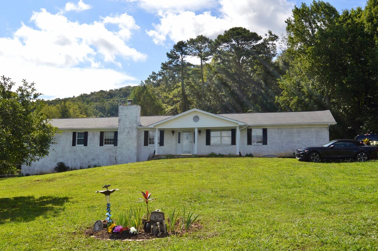 Front of property - 3912 Meredith Rd