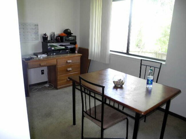 Building Photo - *Stone Gate Apartments - Advertising