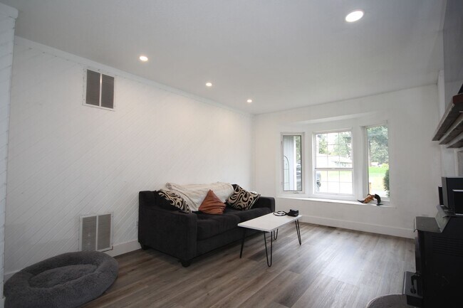 Foto del edificio - Renovated 3-bedroom 2 bath rambler on a fl...