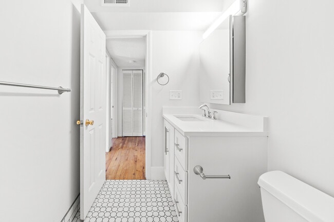 Building Photo - 4012 Oak St