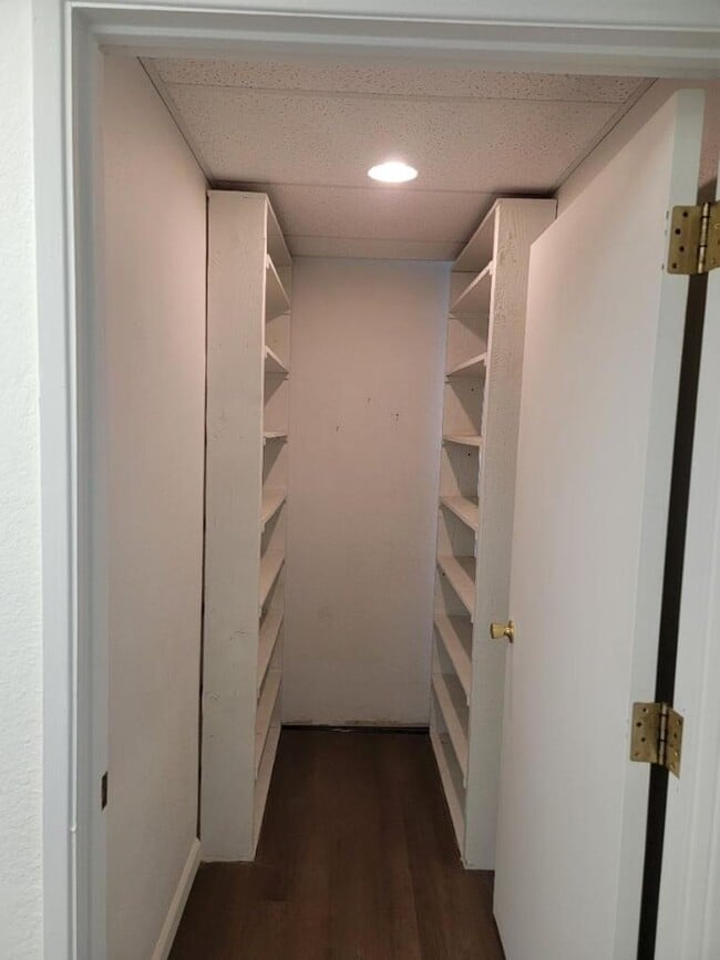 Building Photo - 2BR/1Bath 1500 Sq Foot Apartment - Newly Renovated
