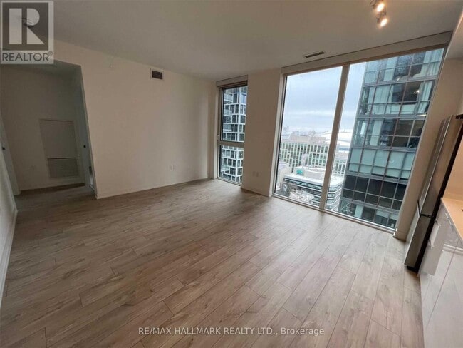 Photo du bâtiment - 357 King St W