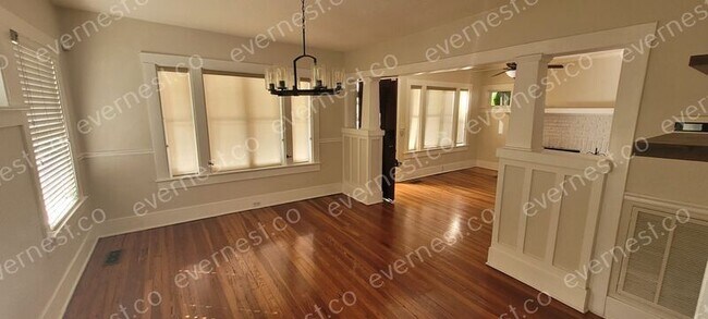 Building Photo - 702 S Bungalow Terrace