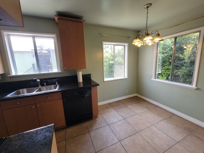 Building Photo - 1439 S Sierra Bonita Ave