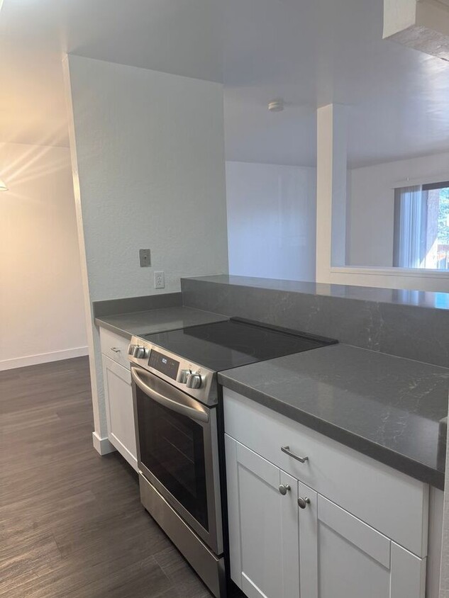 Foto principal - Beautifully Renovated Lakeside Plaza Condo...