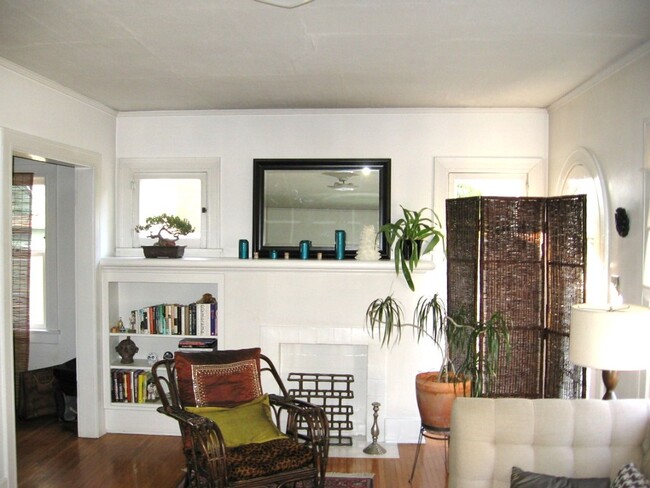 Foto del edificio - 124-128 Breeze Ave.-126