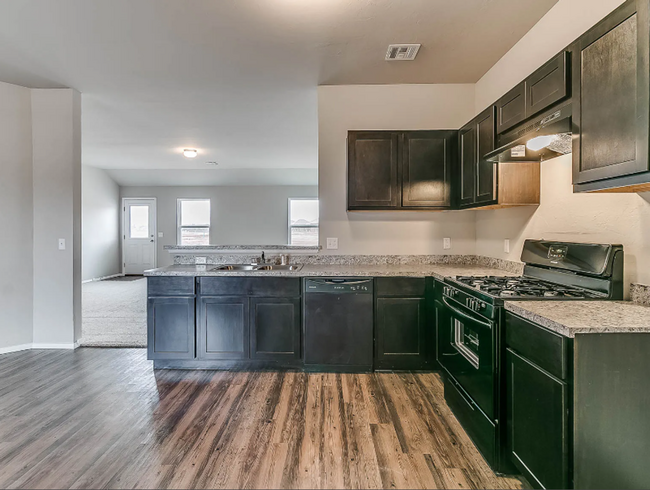 Foto del edificio - Spacious 4-Bedroom Home in Shawnee!