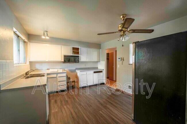 Building Photo - 1111 Cove Ln