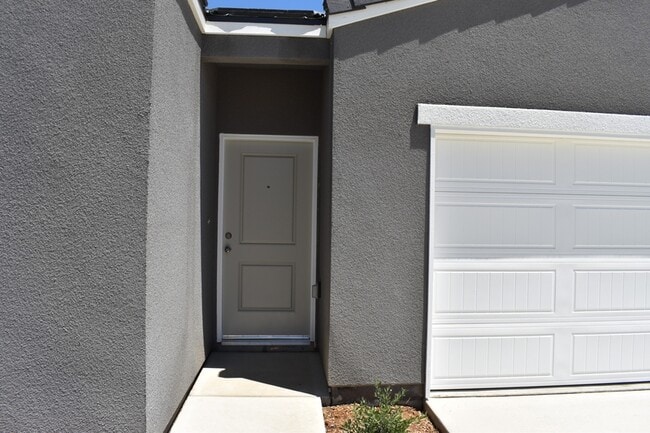 Building Photo - 4486 N San Clemente Ave
