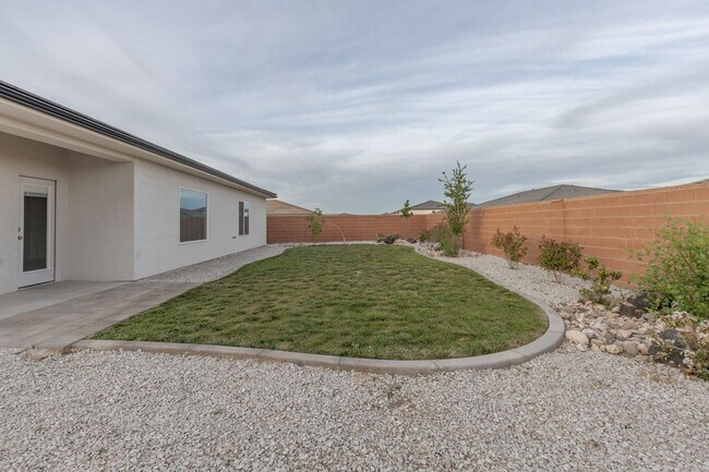 Foto del edificio - Beautiful Property in the Sage Canyon Neig...
