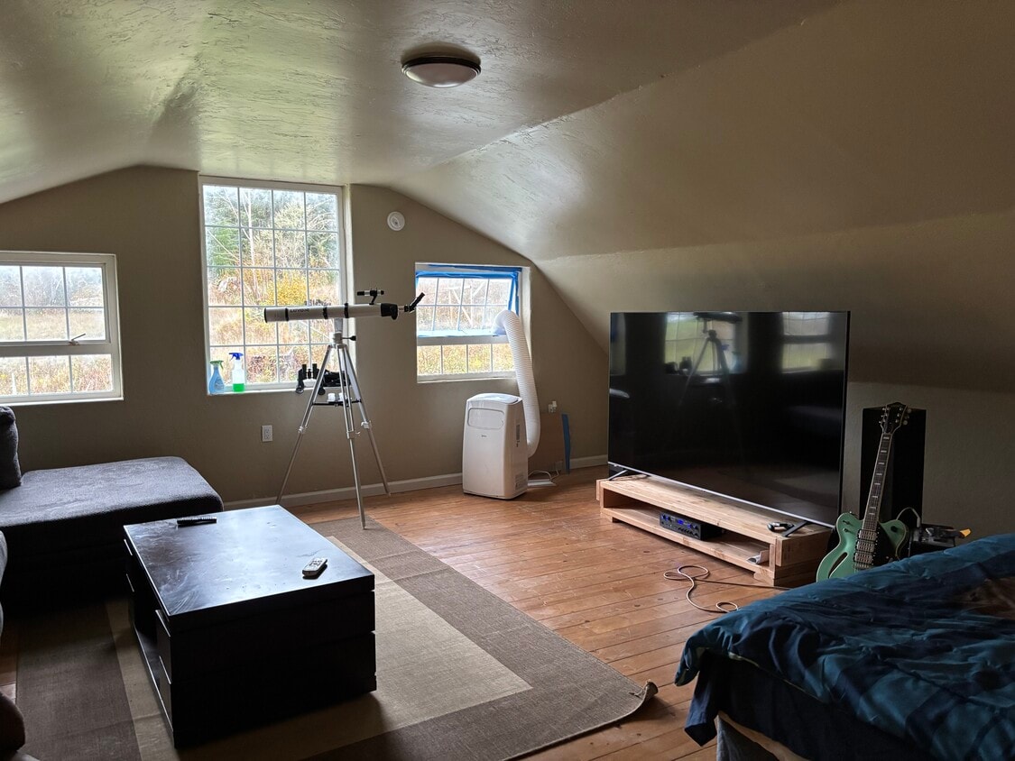 Primary Photo - 432 N Yodel Ln