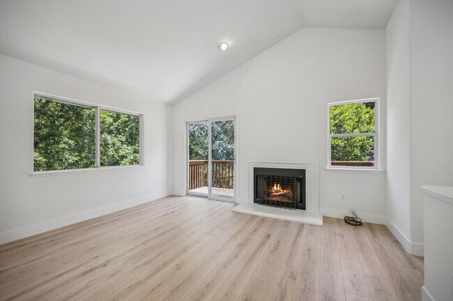 Foto del edificio - TWO BEDROOM ONE AND HALF BATH MILL VALLEY ...