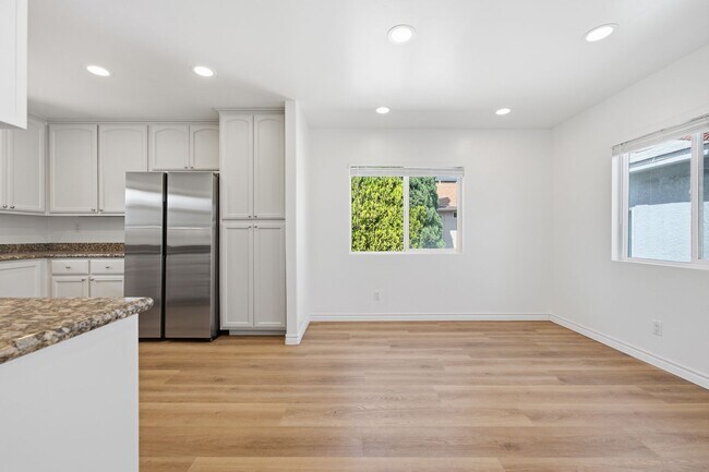 Building Photo - Spacious private backyard!