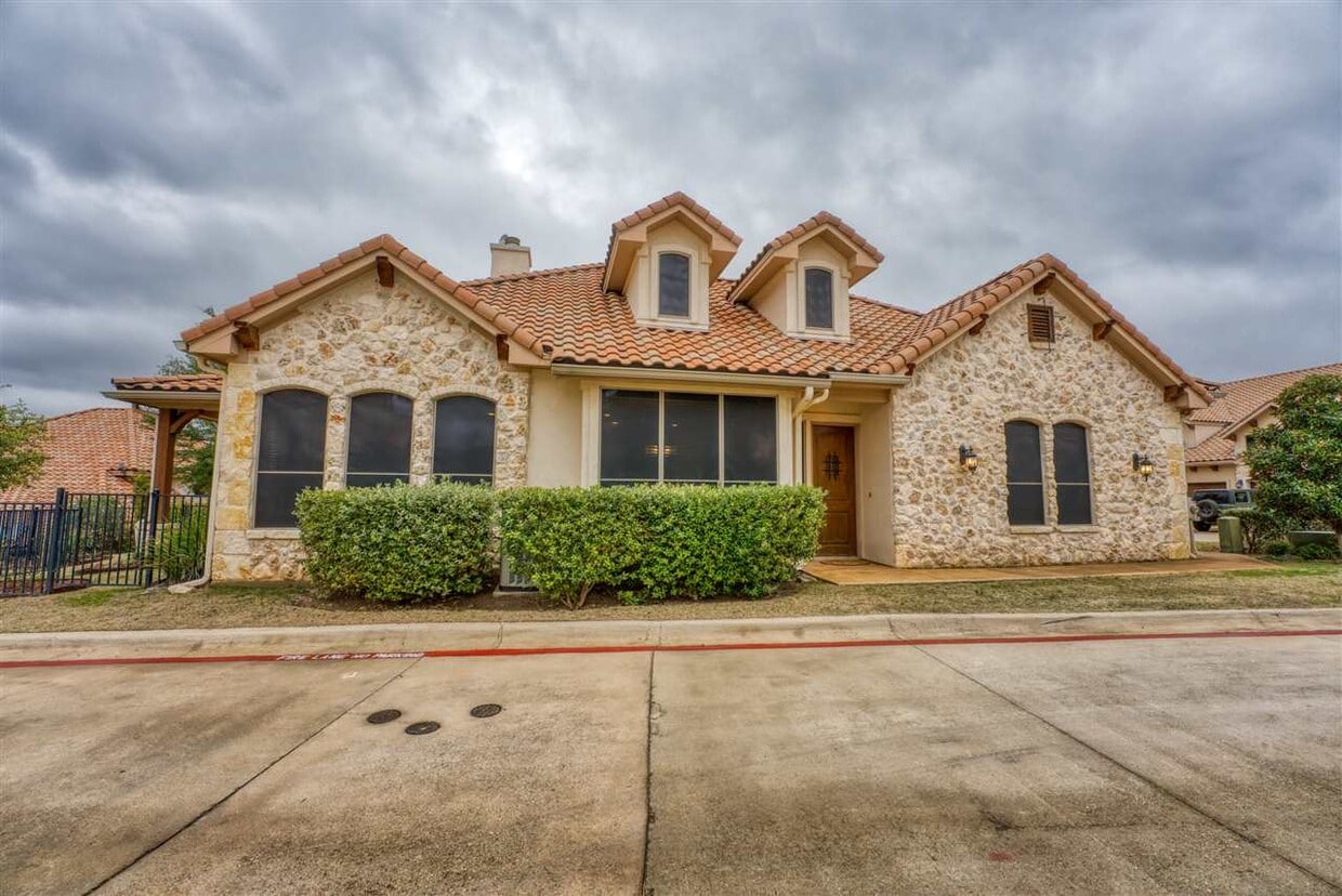 Primary Photo - 306 Enclave Cir