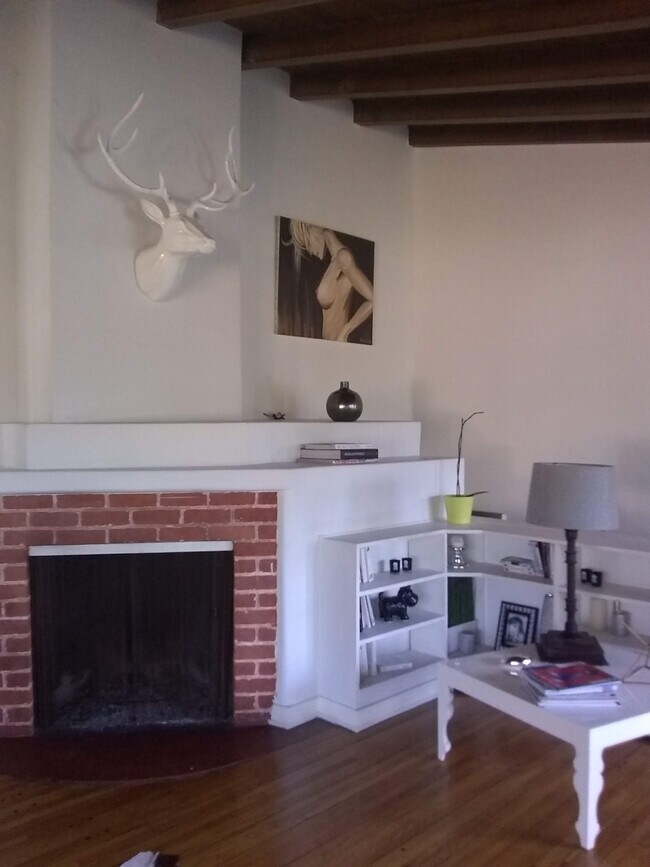 Foto del edificio - 2174 Beachwood Ter