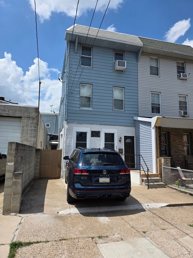 Building Photo - 2964 Salmon St