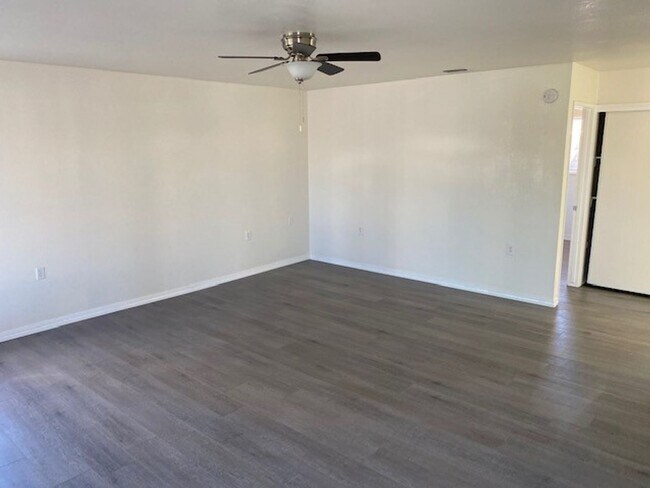 Foto del edificio - 2BR 2BA HOME w/Fenced Yard, Xtra Parking, Garage