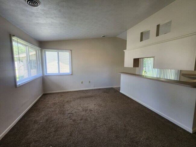 Foto del edificio - 2 Bedroom Duplex - *Pets Welcome!