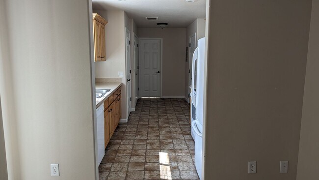 Building Photo - 3 Bed 2.5 Townhome