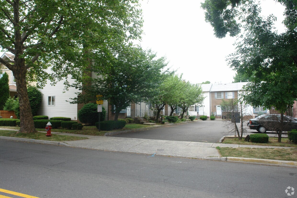 Primary Photo - 400 W Elizabeth Ave