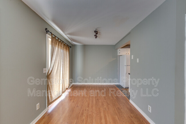 Building Photo - 550 Harding Pl