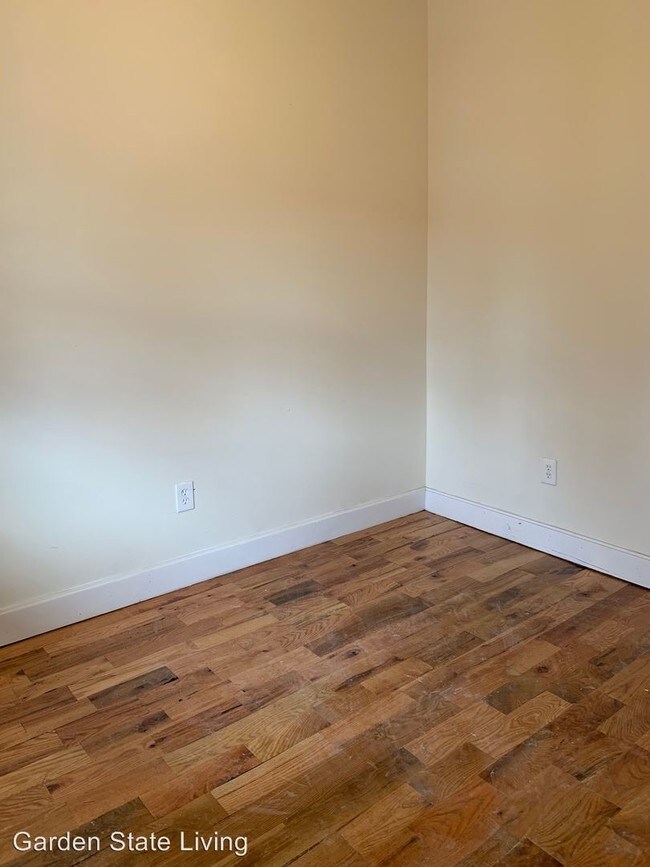 Foto del edificio - 3 br, 1 bath Apartment - 333 Summer Avenue