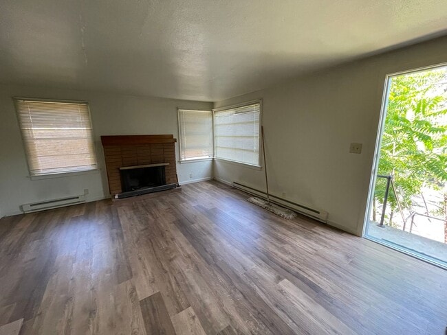 Foto del edificio - 2-bedroom Home with Basement & Carport